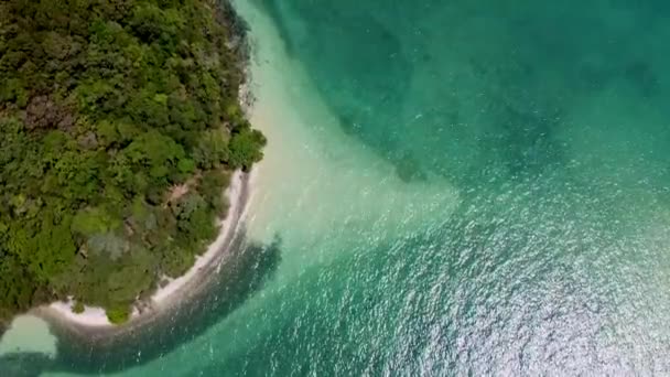 Açık Denizlerdeki Küçük Bir Tropikal Adanın Üzerinde Uçuyorlar — Stok video
