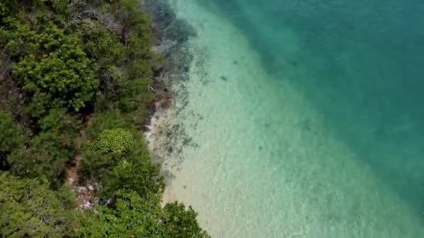 Ακτή Ενός Τροπικού Νησιού Και Ένα Άλλο Κοντινό Νησί — Αρχείο Βίντεο
