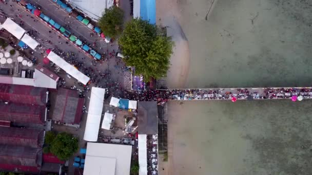 Uma Multidão Pessoas Move Através Feira Cais Ilha Vista Uma — Vídeo de Stock