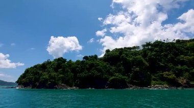 Tropik adalar ve sıcak deniz, Phuket adası yakınlarındaki bir tekne gezisinde güzel manzaralar.