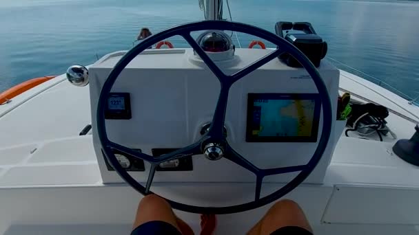 帆船カタマランの操舵輪からの一人称視点 ボートの船長席からの眺め 海の上を歩く — ストック動画