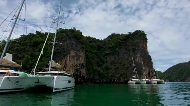 Phuket Tajlandia Wrzesień 2020 Katamarany Żeglarskie Kotwicy Połączone Podczas Spaceru — Wideo stockowe