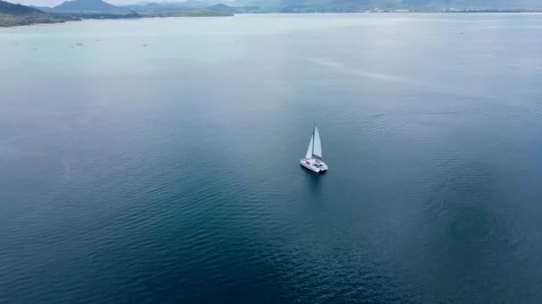 Żeglarski Katamaran Otwartymi Żaglami Czystym Morzu Widok Wysokości Dron Schodzi — Wideo stockowe