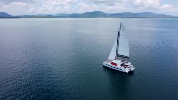Denizde Açık Yelkenli Bir Katamaran Yükseklikten Bir Manzara Dan Gelen — Stok video
