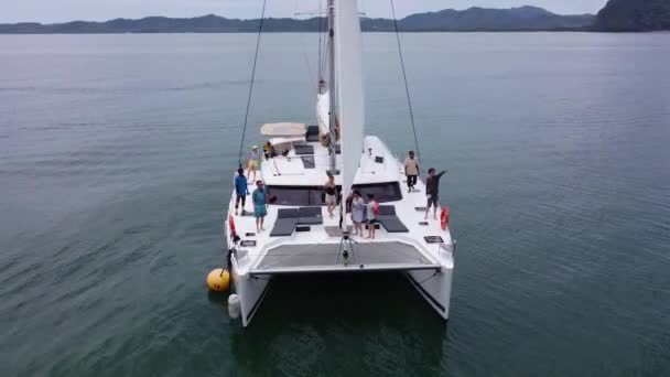 プーケット 2020年9月5日 セーリングカタマランでの海の旅で初めての観光客 上からの眺め — ストック動画