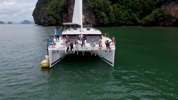 Phuket Tajlandia Wrzesień 2020 Szczęśliwi Turyści Machający Drona Podczas Rejsu — Wideo stockowe