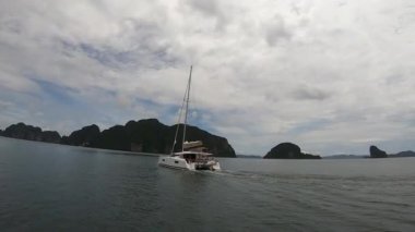 Phang Nga Körfezi 'ne doğru yelken açan katamaran yelkenleri.