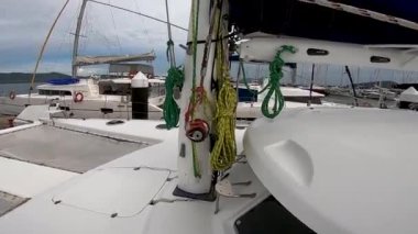 Phuket, Tayland, 08 Eylül 2020: Yelkenli katamaranın yelken ekipmanları - halatlar, vinçler, direkler, yelken katamaranları ve güneşlikler önde