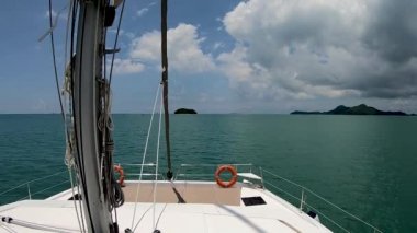 Yelkenli, Andaman Denizi 'ni rahatça geçiyor. Açık bir günde Phuket' in etrafında deniz yolculuğu.