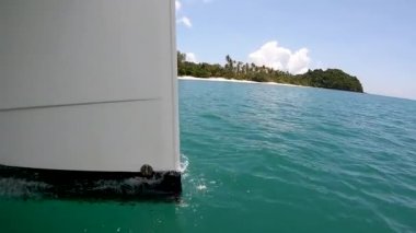 Yelkenli katamaranın pruvası, Andaman Denizi 'ndeki bir tekne gezisi sırasında su yüzeyini keser. Yavaş çekim videosu.