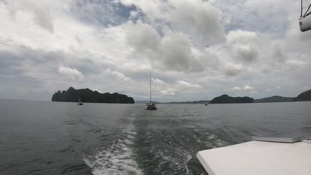 Żeglarstwo Katamarany Iść Jeden Drugim Rejs Morski Prowincji Phang Nga — Wideo stockowe