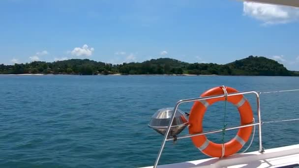 Bbq Reddingsboei Aan Boord Van Een Zeilcatamaran Tegen Achtergrond Van — Stockvideo