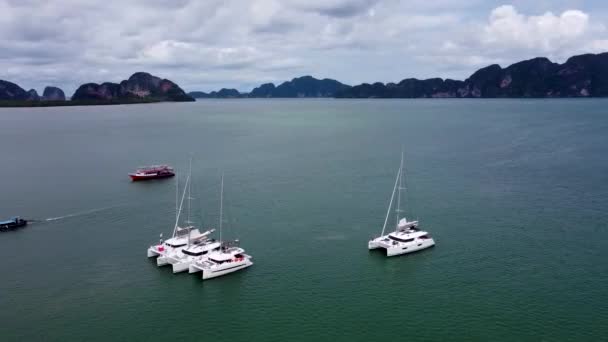 Hajózás Katamaránok Phang Nga Bay Thaiföldön Kikötve Kilátás Egy Drón — Stock videók