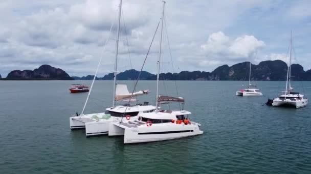 Kikötés Vitorlás Katamaránok Horgonyzott Egymás Mellett Vitorlás Hajók Phang Nga — Stock videók
