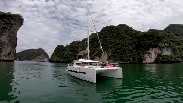 Phuket Tajlandia Wrzesień 2020 Zbliża Się Katamaran Żeglarski Żeglarz Kapitan — Wideo stockowe