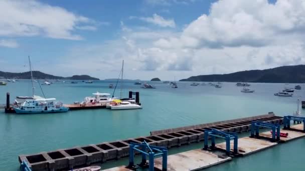 Chalong Móló Phuket Ben Különböző Hajók Tengeren Kikötőben Szigetek Távolban — Stock videók