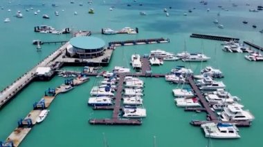 Yat limanında çeşitli gemiler, rıhtımda tekneler ve motorlu yatlar, Phuket 'teki Chalong Körfezi' nde marina, Chalong Körfezi 'nin yukarısından bir manzara.
