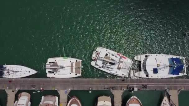 Catamarán Vela Emerge Lugar Estrecho Cerca Del Muelle Barco Está — Vídeos de Stock