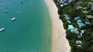 Phuket kıyısında sakin bir deniz, Tayland 'da tropikal körfez, kıyıya demir atmış tekneler.