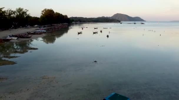 Dlouhoocasé Čluny Stojí Dně Při Odlivu Pobřeží Phuketu Pozorované Dronu — Stock video