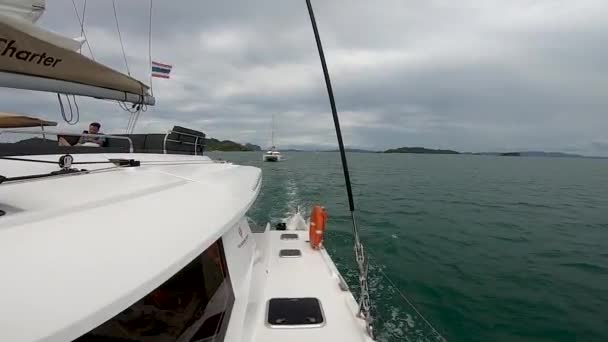 Catamarani Vela Vanno Uno Dopo Altro Vista Posteriore — Video Stock