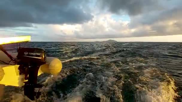 Rufa Katamaranu Podczas Poruszania Się Morzu Widok Rufy Łodzi Powrotem — Wideo stockowe