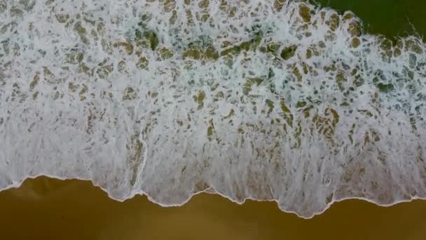 해안의 파도는 흔적을 남기고 파도로부터 거품이 생기고 패턴을 만들어 냅니다 — 비디오