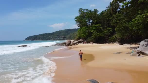 Ein Mann Geht Strand Entlang Rückansicht Ein Mann Läuft Kurzen — Stockvideo