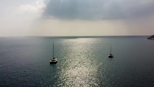 Αεροφωτογραφία Των Σιλουετών Των Πλοίων Αγκυροβολημένων Απόσταση Από Την Ακτή — Αρχείο Βίντεο