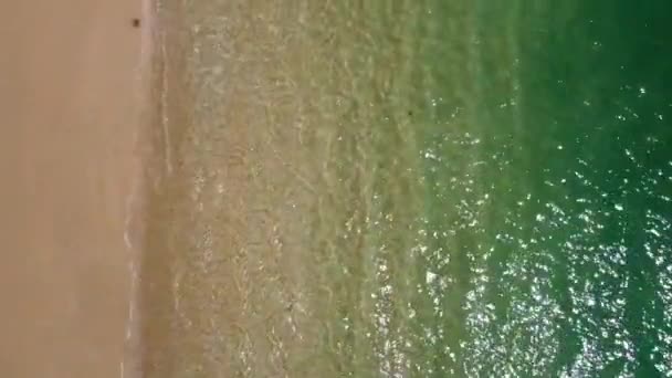 Flyg Över Sandstranden Lugna Havsvågor Stranden Havsutsikt Över Drönaren — Stockvideo