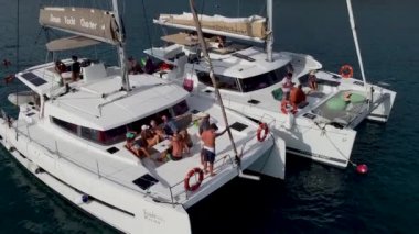 Phuket, Tayland, 19 Aralık 2019: Bir grup turist yelkenli yelkenliyle Tayland 'da turistler ve yelkenli teknelerinde dinleniyor.