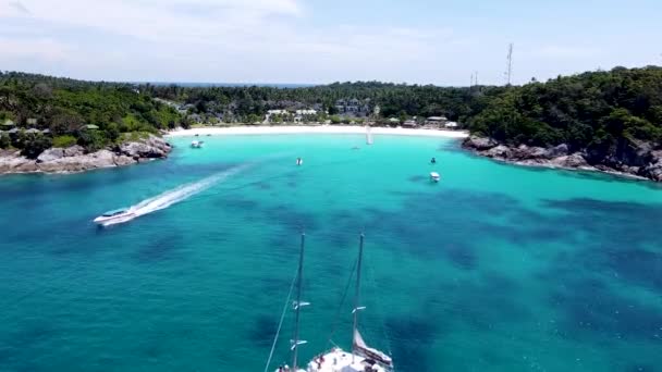 熱帯の島の海岸線 海岸近くの紺碧の水 タイの熱帯の島 ドローンビュー ストック映像