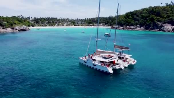 Een Grote Groep Vrienden Ontspannen Aan Boord Zeilen Catamarans Tijdens — Stockvideo