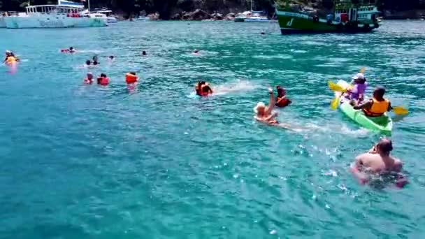 Phuket Thaiföld December 2019 Turisták Úszni Tengerben Turisták Lovagolni Egy — Stock videók