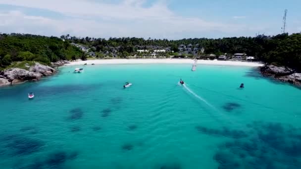 高さから楽園の熱帯の島の湾 タイの美しい紺碧のビーチ — ストック動画