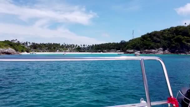 Despegue Dron Desde Barco Que Llegó Una Isla Tropical Durante — Vídeo de stock