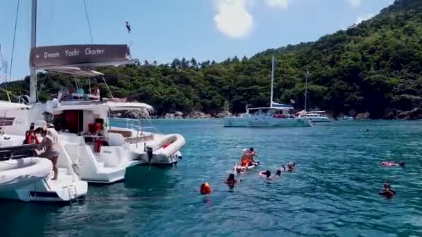 Phuket Thailandia Dicembre 2019 Turisti Rilassano Sul Mare Cavalcano Kayak — Video Stock