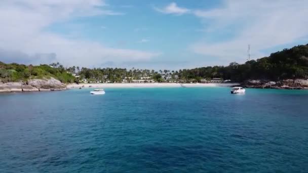 Hermosa Bahía Una Isla Tropical Con Arena Blanca Agua Azul — Vídeo de stock