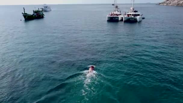 Muž Jezdí Pod Vodou Skútr Během Plavby Plachtění Katamaránu — Stock video