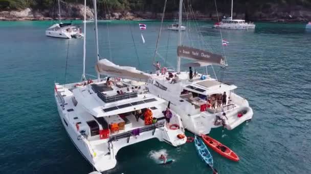 Bakifrån Två Segling Katamaraner Tillsammans Förtöjning Segelbåtar Står Klart Havsvatten — Stockvideo