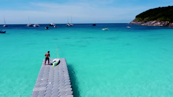 Seorang Pria Berpakaian Setelah Berenang Dari Ponton Sebuah Pulau Daerah — Stok Video