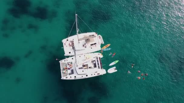 Due Catamarani Vela Insieme Turisti Nuotano Nel Mare Limpido Durante — Video Stock