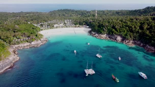 Yükseklikten Tropik Bir Adanın Körfezi Kıyıya Yakın Açık Deniz Suyu — Stok video