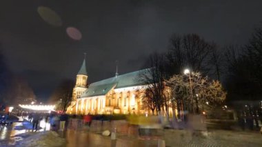 Kaliningrad, Rusya, 07 Ocak 2022: Kant Katedrali 'ndeki Kant Adası' nda bir grup insan yeni yıl haftasonu, hızlandırılmış video