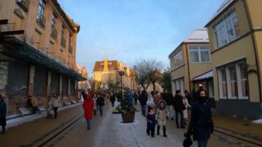 Kaliningrad, Rusya, 07 Ocak 2022: Avrupa 'da bir kentin caddesi boyunca yeni yıl tatili boyunca kalabalıklar yürüyor