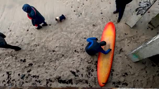 Kaliningrad Russie Janvier 2022 Homme Frotte Une Planche Surf Avec — Video