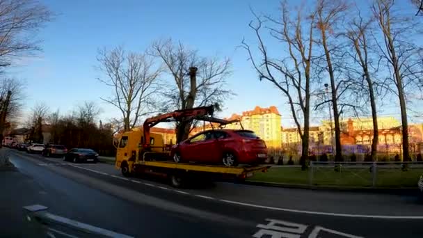 2022年1月7日 俄罗斯 加里宁格勒 一辆停错了的汽车驶向停车场 一辆拖车将被罚款的汽车拖到一个付费的停车场 — 图库视频影像