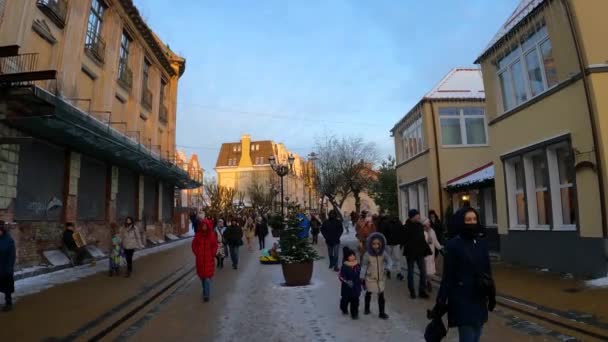 Kaliningrad Ryssland Januari 2022 Massor Människor Går Nyårshelgen Längs Gatan — Stockvideo