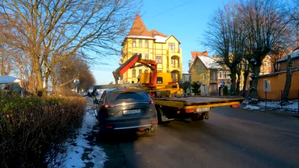 Kaliningrad Ryssland Januari 2022 Felaktigt Parkerad Bil Hämtas Upp Bärgningsbil — Stockvideo