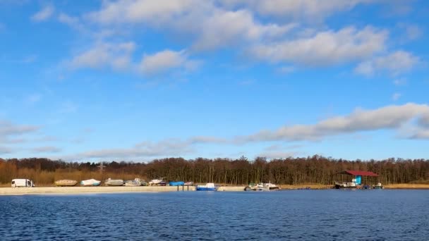 ヨーロッパ湖 古い船や船は株式上の桟橋の海岸に立つ — ストック動画